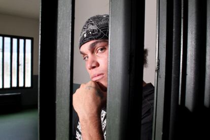 Andrewdy Medina, <i>Ronald,</i> en una celda de espera de Alcalá Meco por donde pasan los presos al entrar en la cárcel.