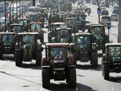 Cientos de tractores colapsan el centro de Valencia y cortan la autovía en Córdoba en protesta por los bajos precios de los productos agrarios