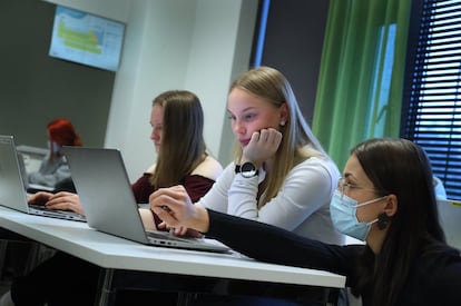 Una profesora soluciona una duda a una estudiante durante una clase, en el instituto de Ylöjärvi.