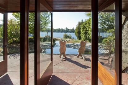 La 'cabaña' o casa de invitados, de poco más de 110 metros cuadrados, fue ideada y construida por el laureado arquitecto estadounidense en 1950, durante los años en los que se encontraba en Nueva York para levantar el Museo Guggenheim.