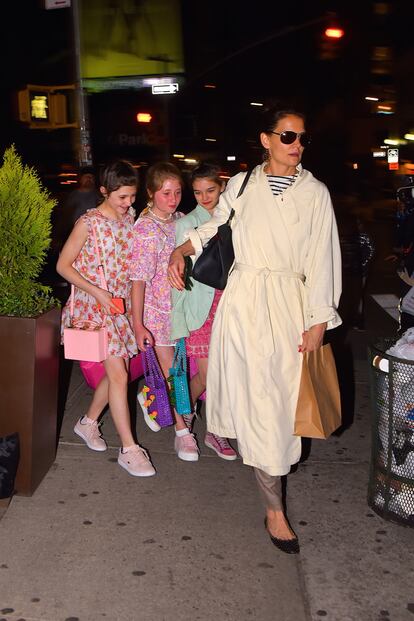 Katie Holmes con Suri y sus amigas. (Getty)