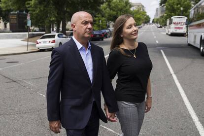 El ex comisario venezolano Ivan Simonovis junto a su esposa Bony Pertnez, Washington.