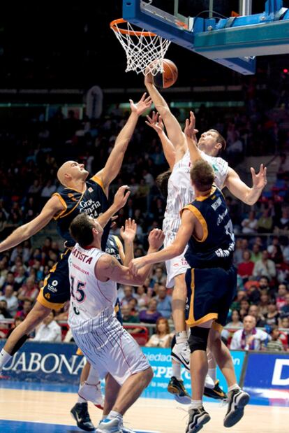 Teletovic captura un rebote ante el Gran Canaria.