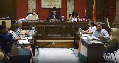 Imagen del pleno en Vallecas este martes con la bandera de Palestina desplegada por el PSOE
