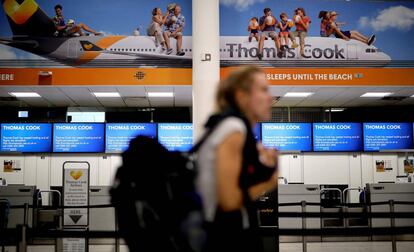 Una viajera pasa delante de los mostradores cerrados de Thomas Cook en la terminal sur del aeropuerto de Gatwick, este jueves.