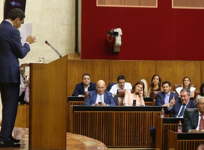 El candidato popular a la presidencia de la Junta de Andalucía, Juan Manuel Moreno, se dirige al portavoz del PSOE-A, Juan Espadas, en la segunda sesión del pleno de investidura en el Parlamento regional.