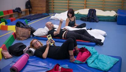 Pares d'alumnes de l'escola Diputació, la nit de divendres.