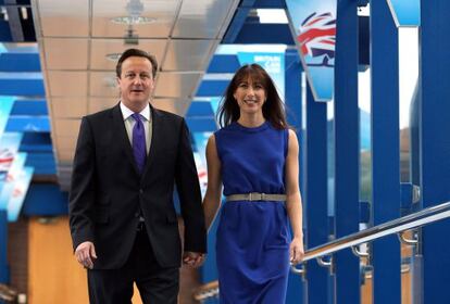 El primer ministro brit&aacute;nico, Cameron, y su esposa este martes.