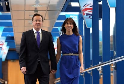 El primer ministro británico, Cameron, y su esposa este martes.