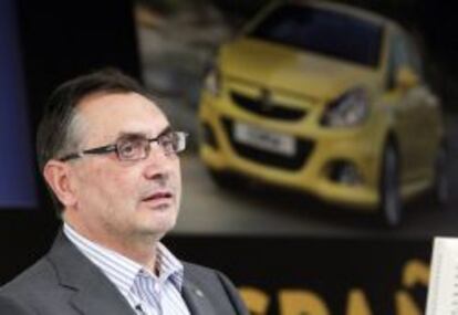 El director general de General Motors España, Antonio Cobo, en la presentación en Figueruelas de la primera unidad del nuevo Opel Meriva.