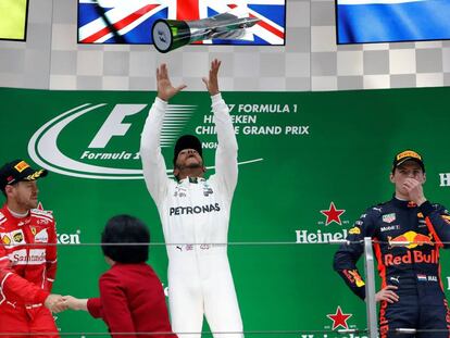 Hamilton celebra su victoria junto a Vettel y Verstappen.