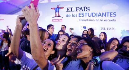 Varios alumnos se hacen una foto en una edición pasada de El País de los Estudiantes.