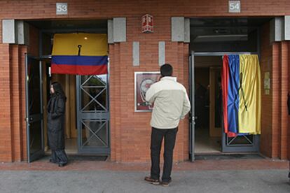 Banderas colombianas ayer ante dos capillas del Tanatorio Sur.