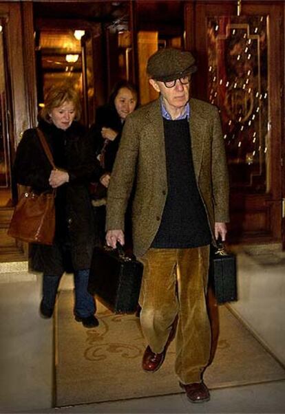 Woody Allen, ayer, saIiendo del hotel para dirigirse al Palau de la Música, seguido por su hermana y su mujer.