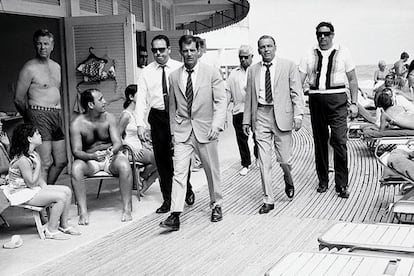 En la imagen,Frank Sinatra con sus guardaespaldas en Miami.