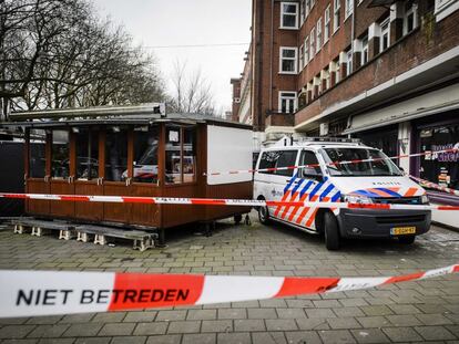 La polic&iacute;a investiga el lugar donde se han localizado una cabeza humana en el distrito de Amstelveenseweg en Amsterdam.