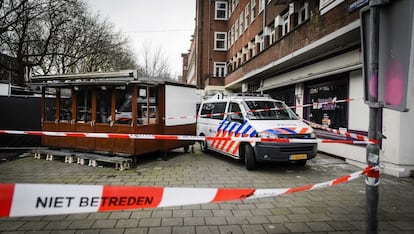 La policía investiga el lugar donde se han localizado una cabeza humana en el distrito de Amstelveenseweg en Amsterdam.