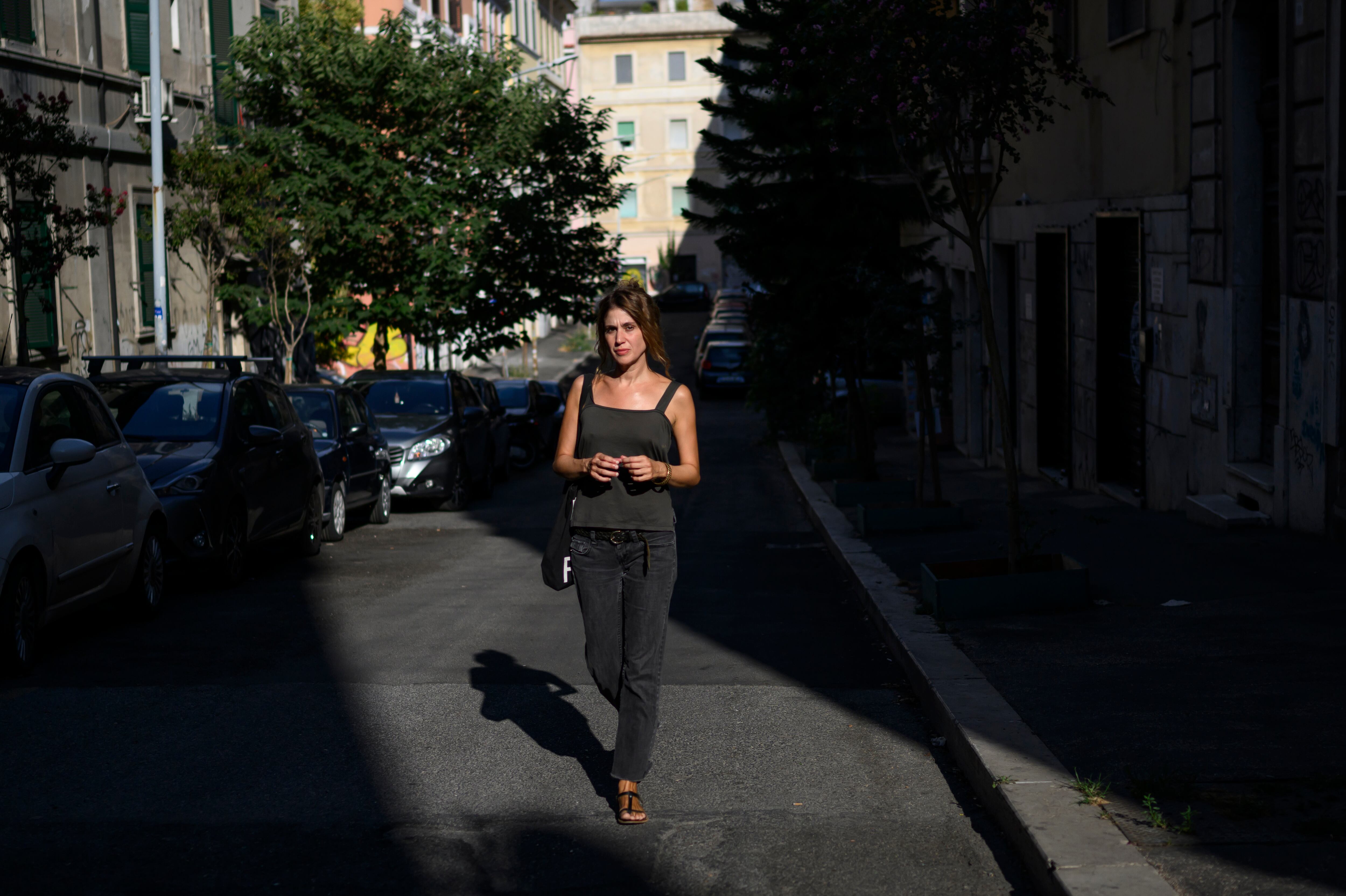 Veronica Raimo, en una de las calles del barrio Pigneto. 
