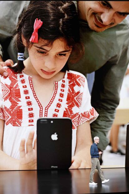 Tim Cook, CEO de Apple, habla sobre el escenario para el inicio de un evento de lanzamiento de productos de Apple en el Teatro Steve Jobs en Cupertino, California (EE UU)