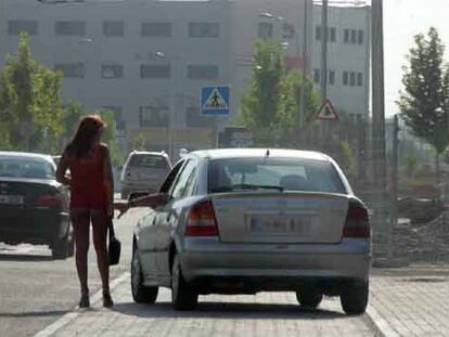 Un hombre habla con una prostituta en la colonia Marconi.