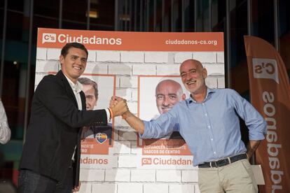 El Presidente de Ciudadanos Albert Rivera (i) junto al candidato a Lehendakari, Nicolas de Miguel (d) en el acto de inicio de la campaña electoral de su partido en Vitoria.