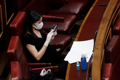 La presidenta de Ciudadanos, Inés Arrimadas, consulta su teléfono en su escaño, durante el pleno del Congreso. Su apoyo al Gobierno para la prórroga ha ido acompañado de críticas y más peticiones, pero también ha recordado a los que han criticado por su apoyo al Ejecutivo que lo relevante e importante ahora es mantener el estado de alarma.