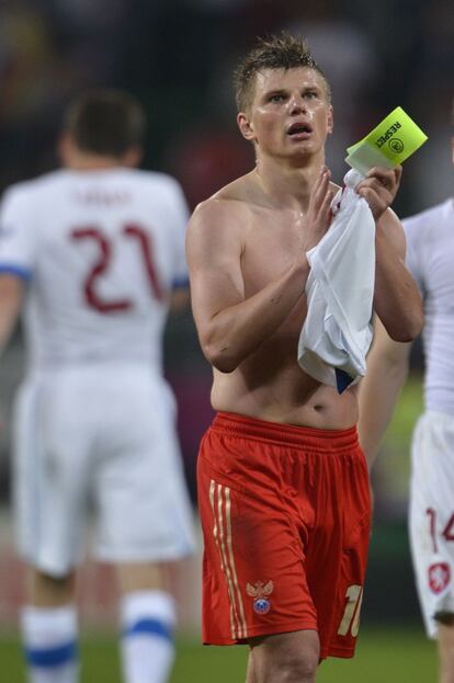 Arshavin aplaude a la grada tras el partido.