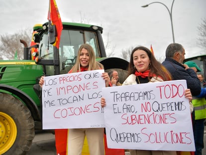 Jóvenes durante la tercera jornada de protestas de agricultores y ganaderos el 8 de febrero de 2024, en Ciudad Real.