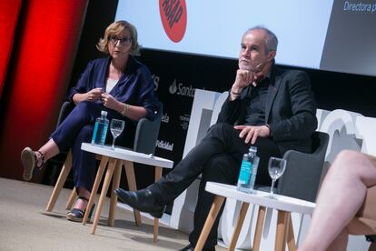 María Teresa de Diego, Responsable Desarrollo de Negocio de la dirección de Next Gen de Ferrovial Construcción, y Carlos Moreno, Director científico de la Cátedra ETI, IAE Universidad de París-Sorbona, en el foro de Ecosistema Ahora organizado por El País.