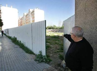 Un vecino señala el solar donde está prevista la construcción de las viviendas sociales.