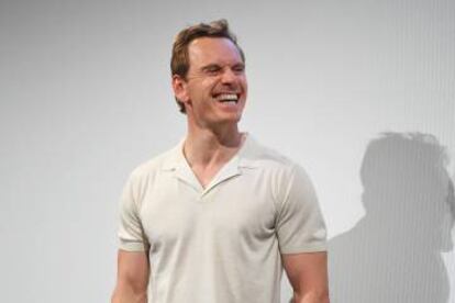 Michael Fassbender, tan feliz con su polo blanco, en el Festival de Cine SXSW, en Texas, en 2017.