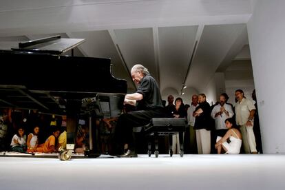 Carlos Santos, al piano en la fiesta Amics 2006 en la Fundació Miró de Barcelona.