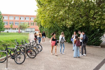 Unos estudiantes en el campus de la Universidad de La Rioja.