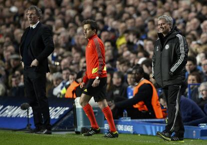 Jose Mourinho y Laurent Blanc durante el encuentro. 