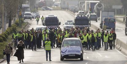 Grupo de transportistas en proesta ayer en la Ronda Litoral de Barcelona.