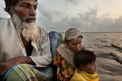 Refugiados a causa del cambio climático cruzan el río entre Bondor Tila Ghat en Mijhum Dwip y Moktaria Bazar en Hatiya. Banglades, 2009.