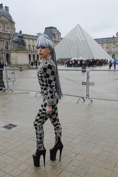 Lady Gaga continúa con sus excentricidades. Esta vez, posó de esta 'guisa' frente al Louvre. Pese a las dificultades al caminar con las plataformas, la cantante aguantó el tipo y lució un pelucón memorable. Ella no sabe lo que significa pasar desapercibida.