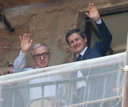 El director Woody Allen junto al alcalde de Roma, Gianni Alemanno, en la capital italiana.