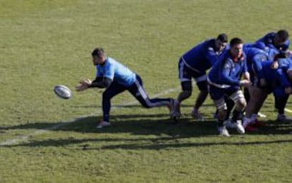 Rory Kockott que saldrá de nueve titular ante Escocia, abre un balón durante un entrenamiento.