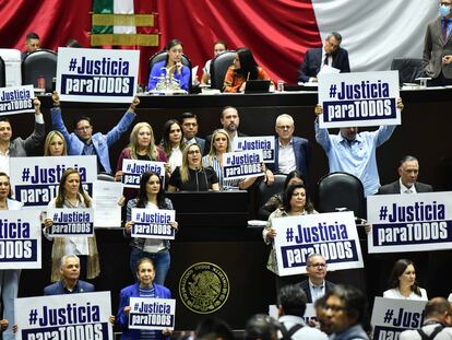 Diputados contra la Ley de Amnistía realizan una protesta el 24 de abril 2024.