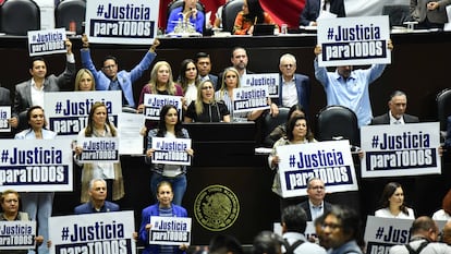 Diputados del PAN protestan durante la sesión en que se aprobó la ley, este 24 de abril.