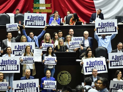 Diputados contra la Ley de Amnistía realizan una protesta el 24 de abril 2024.