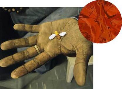 Sobre estas líneas, <i>HIV Aids, drugs combination</i> de Damien Hirst; a la derecha arriba, <i>Beautiful RED spin painting</i> del mismo autor.