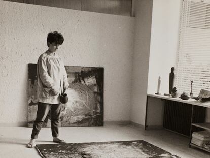 Juana Francés pintando una de sus obras (circa 1959-1961).