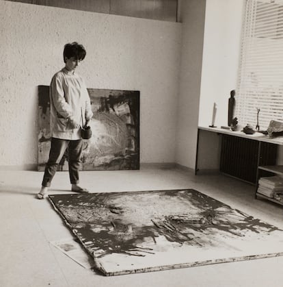 Juana Francés pintando una de sus obras
