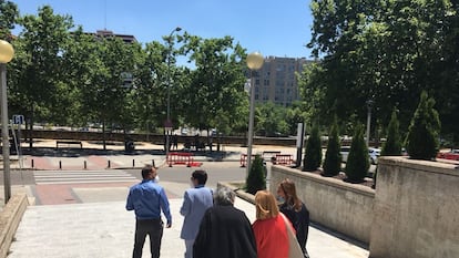 Los familiares de Miguel de Cárdenas, a la salida de la Audiencia Provincial. Al fondo, en el banco, sus amigos.
