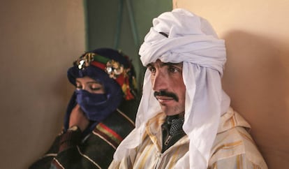 Una pareja, a punto de legalizar su matrimonio en un pequeño pueblo del Atlas marroquí.