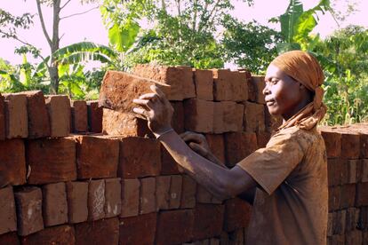 Oussama (19 años) es uno de los 3 jóvenes que se encargan de abastecer de ladrillos de adobe a la comunidad para la construcción de viviendas. El sol no marca ningún paréntesis y el castillo de barro que mima Oussama parece soportar alegremente los cerca de 36 grados de temperatura.