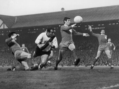 Mario Corso cabecea entre tres defensas del Liverpool en la ida de la semifinal de la Copa de Europa en mayo de 1965.