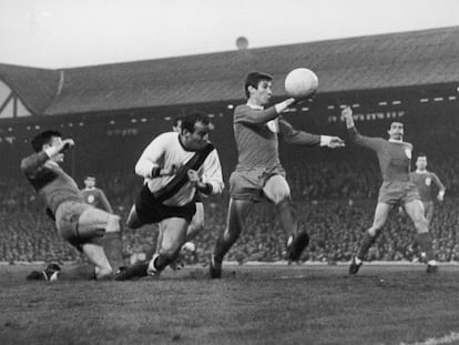 Mario Corso cabecea entre tres defensas del Liverpool en la ida de la semifinal de la Copa de Europa en mayo de 1965.